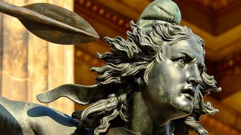 В музее Пекина ребенок опрокинул золотую свадебную корону за 320 тысяч долларов