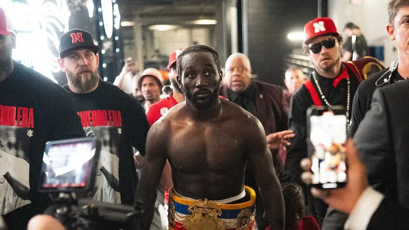 Абсолютный чемпион мира по боксу Кроуфорд завершил карьеру непобежденным