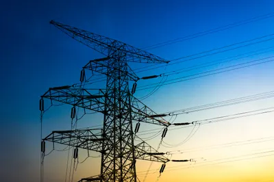 Высоковольтная башня на фоне неба, фото - Новости Zakon.kz от 18.12.2025 22:40