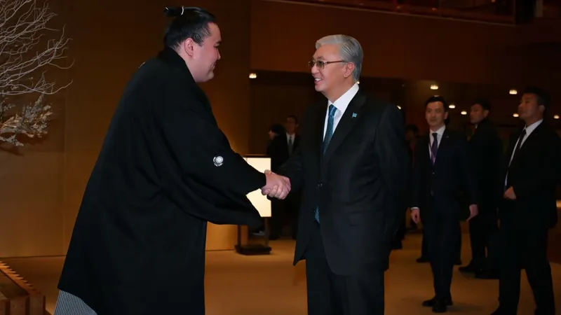 Токаев встретился в Токио с известным казахстанским борцом сумо