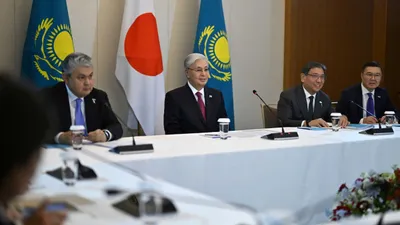 Токаев, Досаев, делегация, фото - Новости Zakon.kz от 18.12.2025 13:16