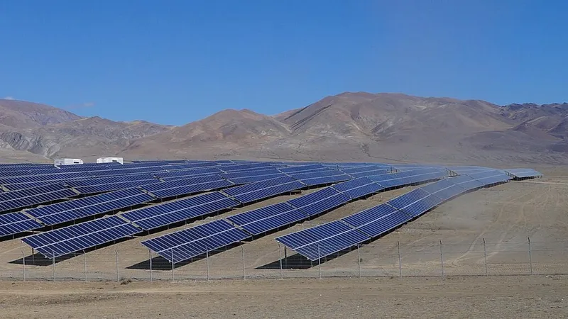 В Китае солнечная электростанция "разбудила" пустыню