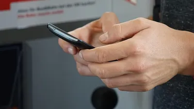 телефон в руках, фото - Новости Zakon.kz от 18.12.2025 14:06