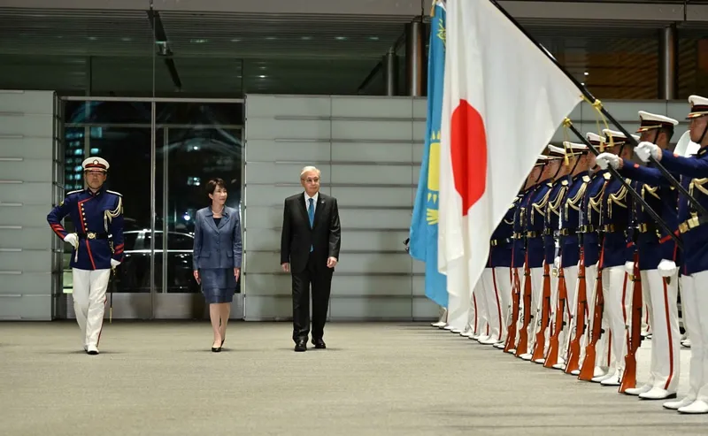 В офисе премьер-министра Японии торжественно встретили Токаева