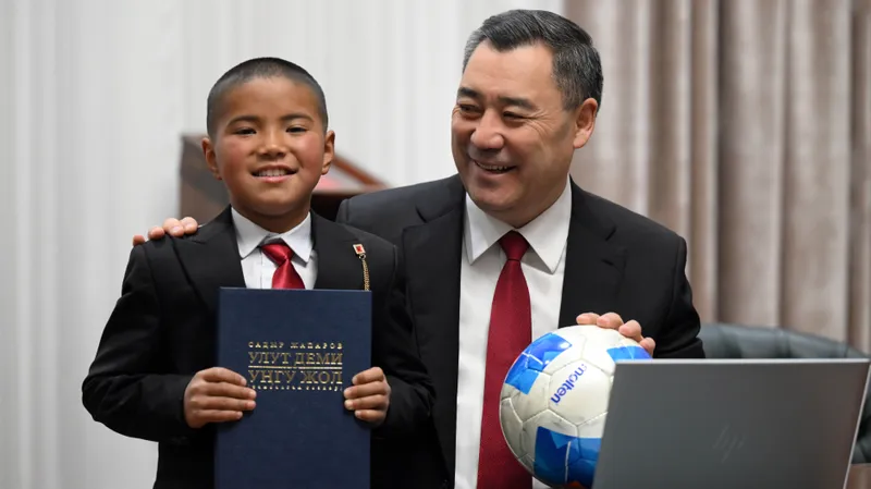 Школьник, пробравшийся через метровый снег, получил подарок от Садыра Жапарова