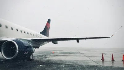 самолет, снегопад, фото - Новости Zakon.kz от 19.12.2025 16:56