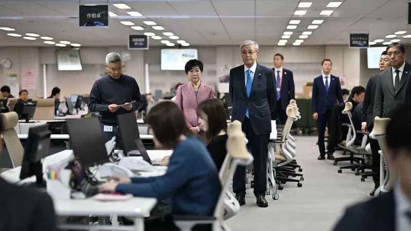 Токаев осмотрел Ситуационный центр Токио по чрезвычайным ситуациям