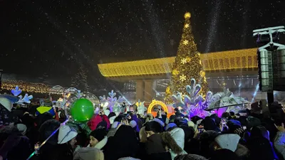 елка, зажжение, люди, фото - Новости Zakon.kz от 19.12.2025 16:15