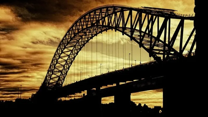 В США взорвали мост, соединявший два штата – видео