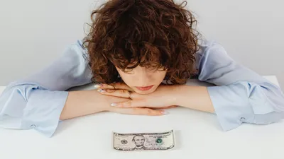 Девушка, доллар, кудри, фото - Новости Zakon.kz от 21.12.2025 05:20