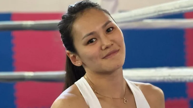 В Алматы знаменитая боксерша получила в подарок машину