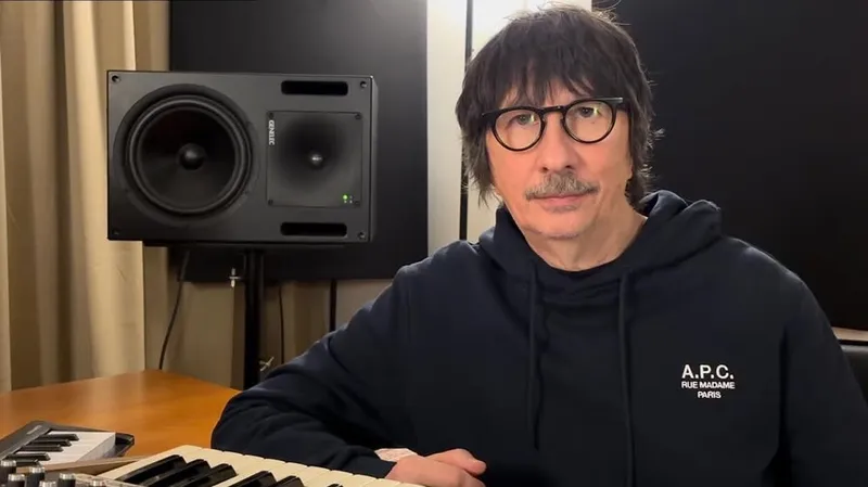 Лидер группы A'studio эффектно выбросил мусор под тренд и удивил фанатов