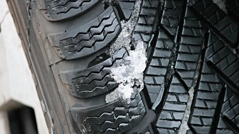 Автобус с пассажирами сломался и застрял на трассе около Экибастуза