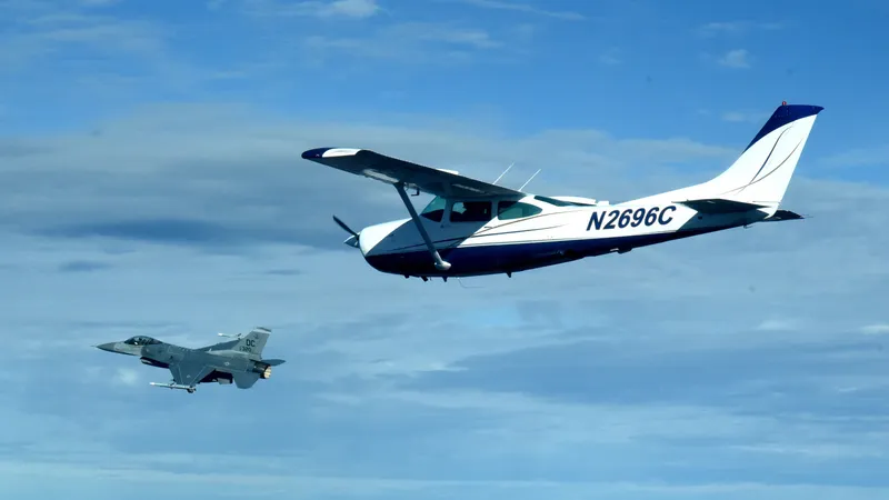 Возле резиденции Трампа истребитель F-16 перехватил частный самолет