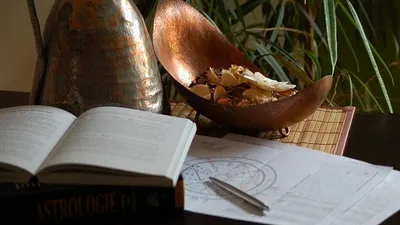 работа астролога, фото - Новости Zakon.kz от 22.12.2025 11:40