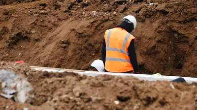 Экскаваторщик оставил сотни жителей Актобе без воды, фото - Новости Zakon.kz от 22.12.2025 20:01