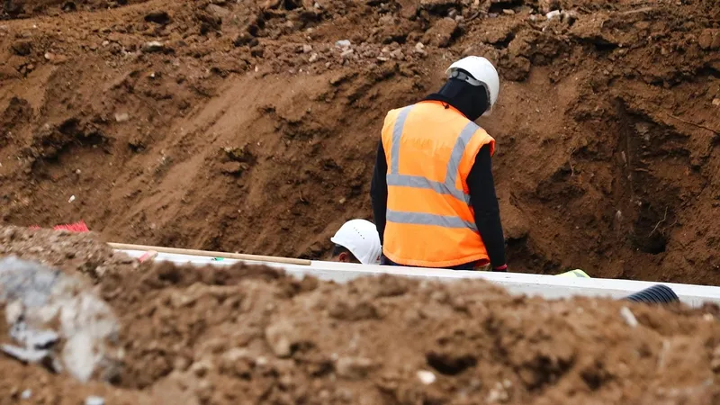 Экскаваторщик оставил сотни жителей Актобе без воды – ему грозит крупный штраф