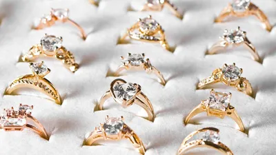 Золотое кольцо на бижутерию подменила покупательница в Усть-Каменогорске, фото - Новости Zakon.kz от 22.12.2025 22:03