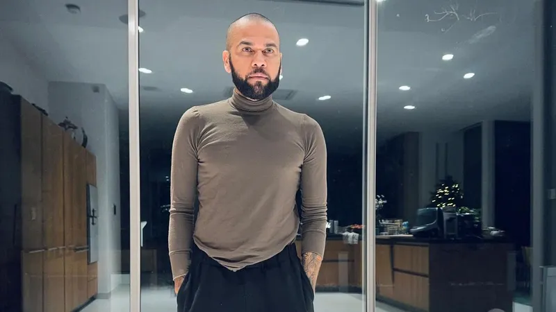 Дани Алвес хочет купить футбольный клуб и возобновить карьеру