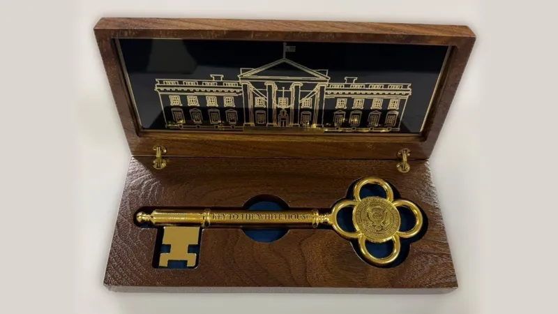 Дональд Трамп подарил Касым-Жомарту Токаеву "ключ" от Белого дома