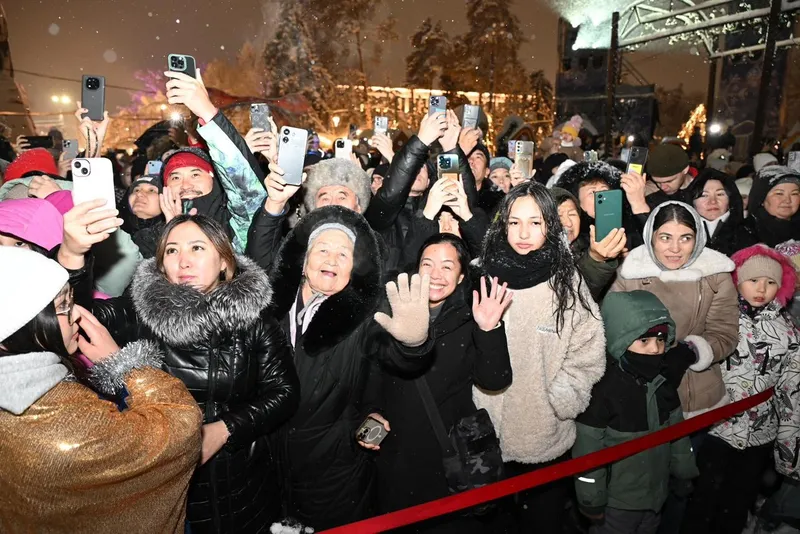 новогодние шоу в Алматы, фото - Новости Zakon.kz от 23.12.2025 18:07