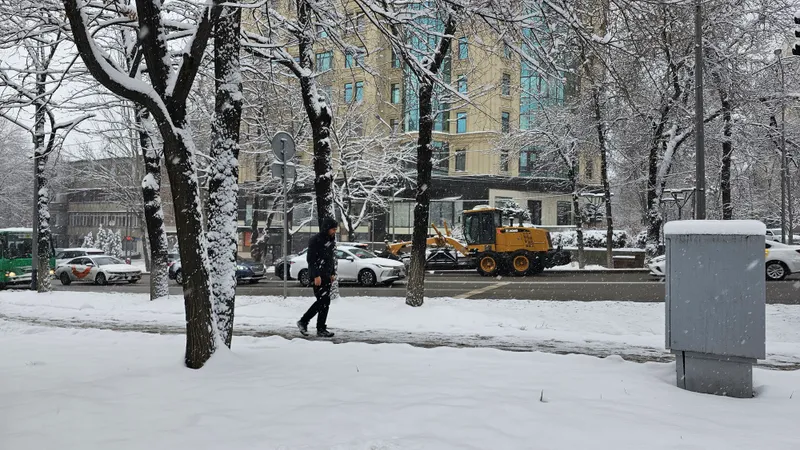 У врачей Актобе из-за гололеда настоящий аврал, а коммунальщики не успевают обрабатывать улицы