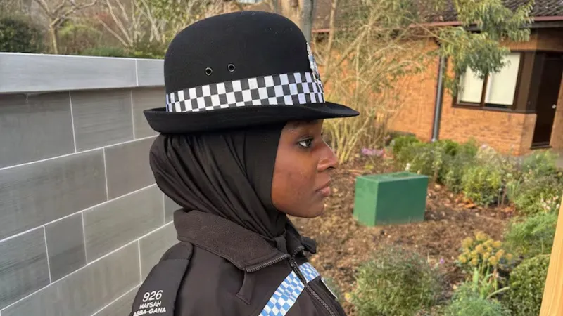 В полиции Британии введут магнитные хиджабы для привлечения на службу мусульманок