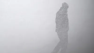 человек, снегопад, метель, фото - Новости Zakon.kz от 24.12.2025 16:52