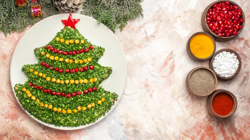 От "Подковы" до "Шапки Снегурочки": салаты, которые украсят новогодний стол