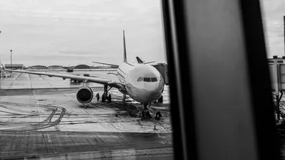 Непогода в аэропорту, снегопад, самолет, самолеты, неблагоприятные погодные условия, задержка рейса, задержка рейсов, нелетная погода, аэропорт зимой, сурет - Zakon.kz жаңалық 20.01.2026 14:52