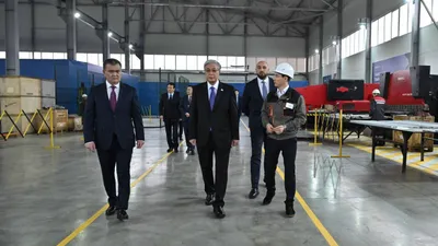 президент Казахстана Касым-Жомарт Токаев на заводе в Астане, фото - Новости Zakon.kz от 24.12.2025 11:47