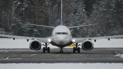 Непогода в аэропорту, снегопад, самолет, самолеты, неблагоприятные погодные условия, задержка рейса, задержка рейсов, нелетная погода, аэропорт зимой, фото - Новости Zakon.kz от 26.12.2025 18:44