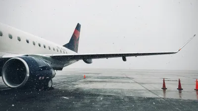 Непогода в аэропорту, снегопад, самолет, самолеты, неблагоприятные погодные условия, задержка рейса, задержка рейсов, нелетная погода, аэропорт зимой, сурет - Zakon.kz жаңалық 04.03.2026 11:51