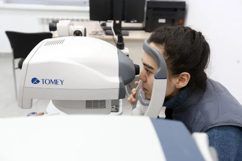 проверка зрения, фото - Новости Zakon.kz от 24.12.2025 16:51