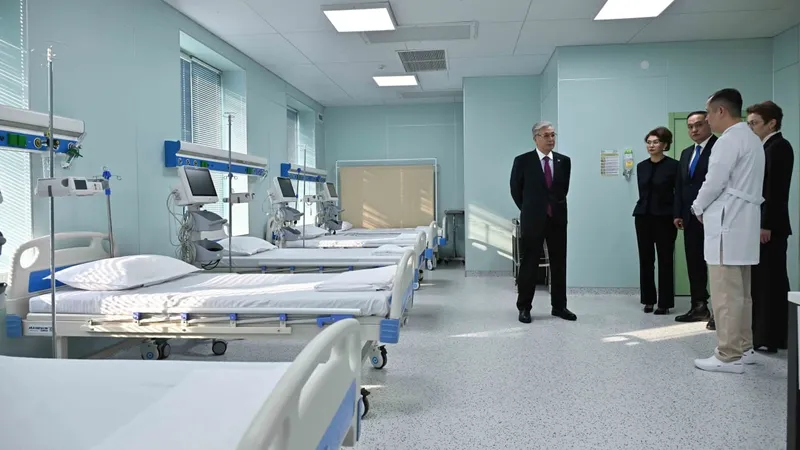 Токаев ознакомился с работой аритмологической клиники в Таразе