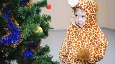 Аллергия и ожоги: чем могут быть опасны новогодние костюмы для детей