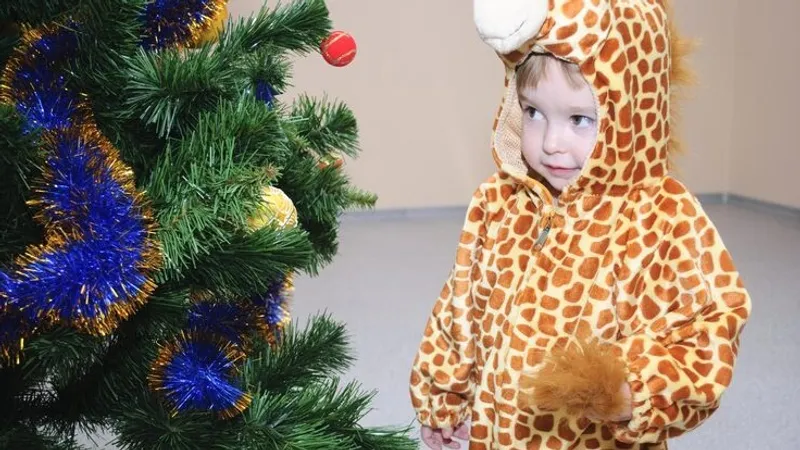 Аллергия и ожоги: чем могут быть опасны новогодние костюмы для детей