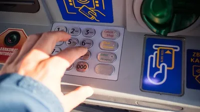 американцы украли банкомат, но потеряли его по пути, пока бежали, фото - Новости Zakon.kz от 25.12.2025 18:22