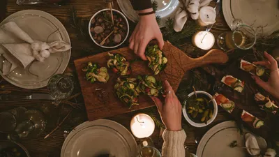 еда, приборы, праздничный стол, фото - Новости Zakon.kz от 25.12.2025 19:46