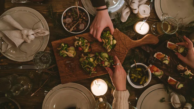 Селедка, огурцы и мандарины: как праздничный стол бьет по зубам