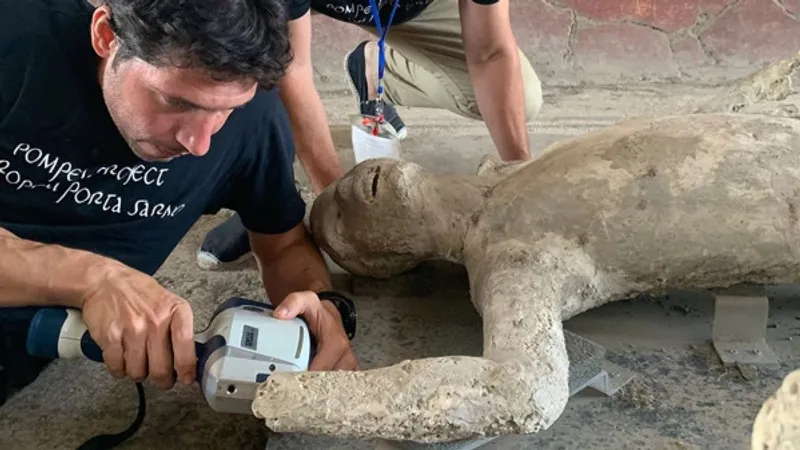 На жителях погибших Помпей нашли следы шерстяной одежды