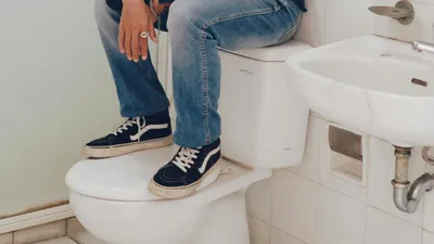 Сантехника, унитаз, ноги, фото - Новости Zakon.kz от 25.12.2025 06:40