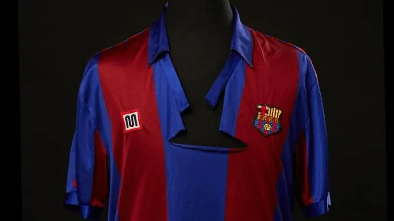 Порванная футболка Марадоны продана за 179 тысяч долларов