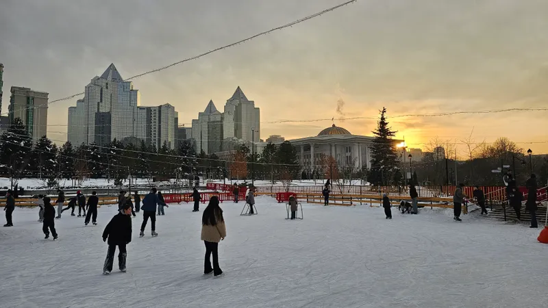 Ледовые площадки Алматы приглашают на бесплатное катание, но есть одно условие