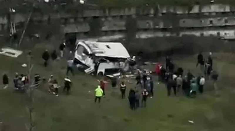 В Стамбуле автобус сорвался в ущелье: есть погибшие