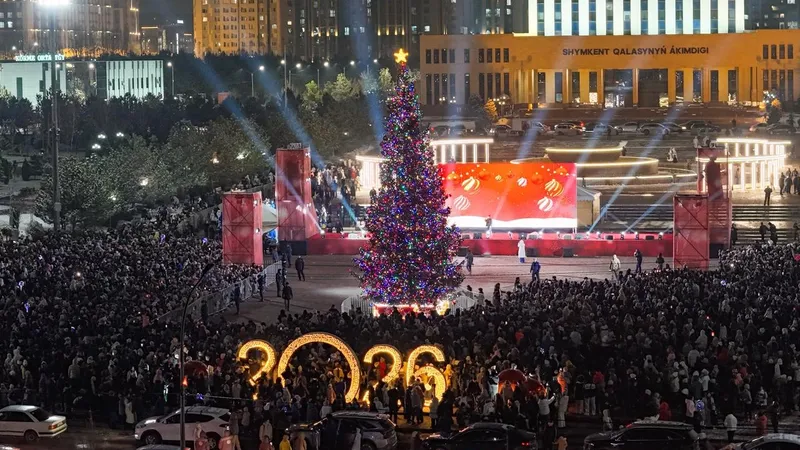 В Шымкенте зажгли огни главной новогодней елки города