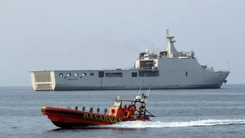 Туристы пропали в Индонезии после крушения корабля