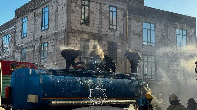 Трехэтажное здание горит в Астане: спасатели работают по повышенному рангу