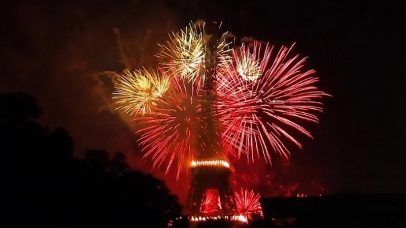 Около Эйфелевой башни проводят массовые задержания из-за фейерверков