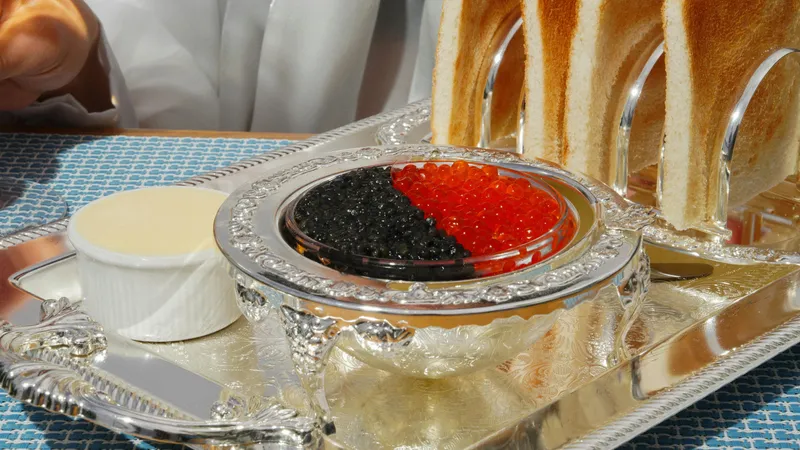 Икра на Новый год: что полезнее – красная или черная